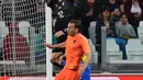 Kiper Italia, Mattia Perin menangkap bola saat melawan Belanda dalam pertandingan persahabatan di Stadion Allianz di Turin, Italia (4/6). (AFP Photo/Miguel Medina)