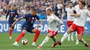 Penyerang timnas Prancis Kylian Mbappe (kiri) mengontrol bola dibayangi pemain Denmark pada laga perdana Grup A UEFA Nations League di Stade de France, Paris, Prancis, Sabtu(4/6/2022) dini hari WIB. Prancis harus rela menelan kekalahan 1-2 dari tamunya Denmark. (Franck FIFE / AFP)