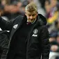 Pelatih Manchester United, Ole Gunnar Solskjaer, tampak kecewa saat melawan Newcastle pada laga Premier League di Stadion St James Park, Newcastle, Minggu (6/10). Newcastle menang 1-0 atas MU. (AFP/Paul Ellis)