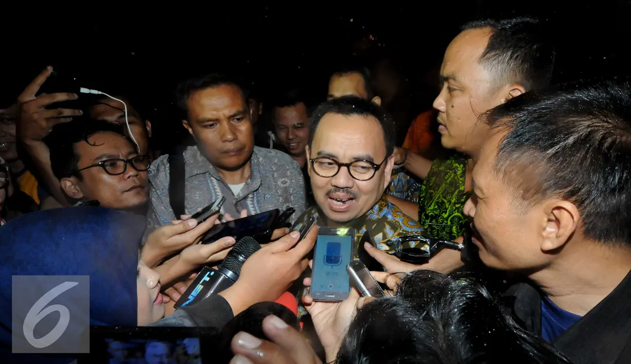 Menteri ESDM, Sudirman menjawab pertanyaan wartawan saat tiba di KPK, Jakarta, Jumat (13/11). Sudirman Said diperiksa sebagai saksi dalam kasus suap proyek pembangkit listrik mikro hidro di Kabupaten Deiyai, Papua. (Liputan6.com/Helmi Afandi)