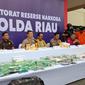 Polda Riau memperlihatkan barang bukti sindikat narkoba internasional berupa sabu dan ekstasi. (Liputan6.com/M Syukur)