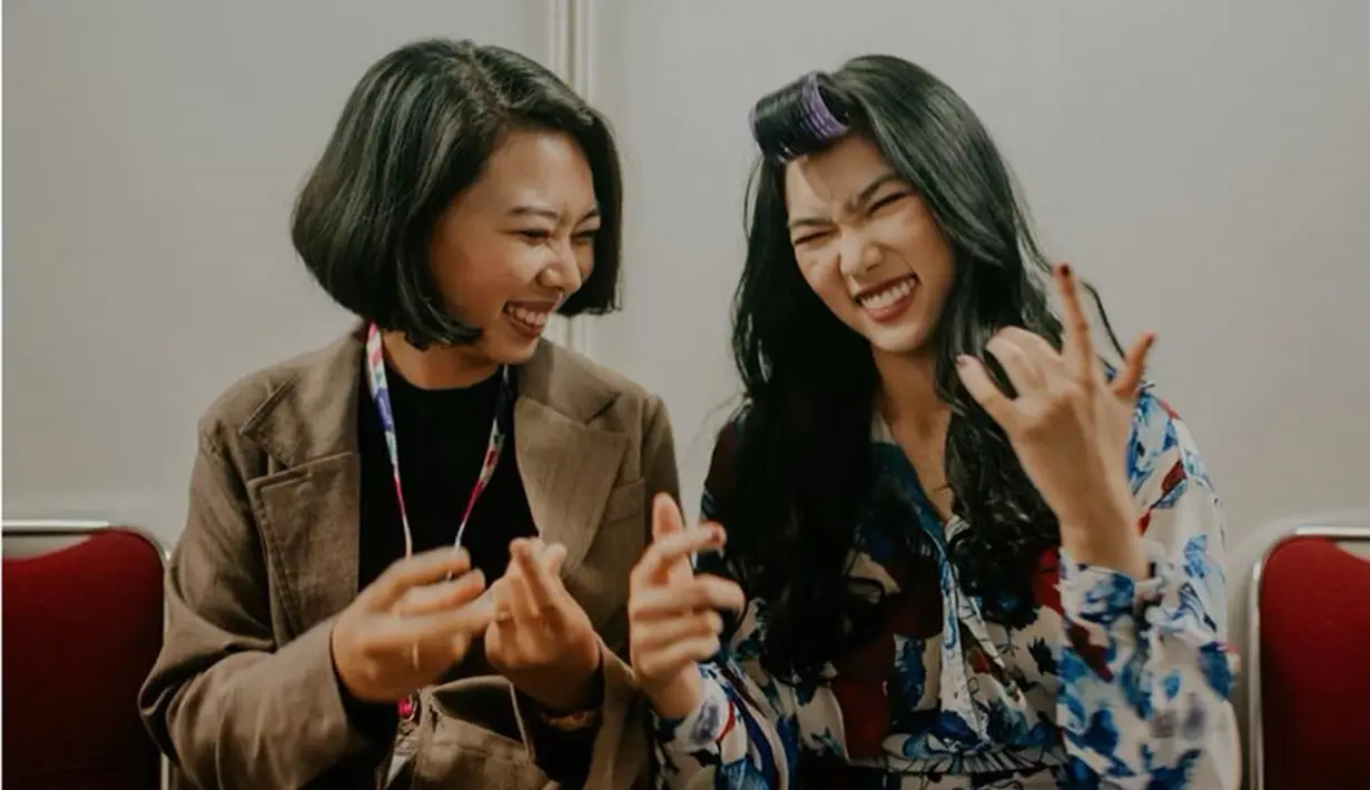 Jika Isyana lebih berfokus pada musik, Rara lebih melebarkan sayapnya menjadi seorang aktivis. Kedua orang tua mereka memang berasal dari latar belakang musik dan akademisi. Jadi tak heran jika kaka beradik cantik ini punya bakat musik yang luar biasa. (Liputan6.com/IG/@isyanasarasvati)