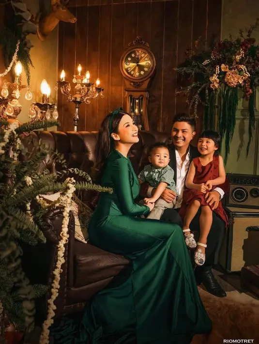 Keluarga Glenn Alinskie dan Chelsea Olivia tampil glamor dalam balutan busana nuansa Merah-Hijau. (Instagram/chelseaolivia).