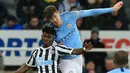 Gelandang Newcastle United, Christian Atsu bersaing dengan bek Manchester City, John Stones selama pertandingan Liga Premier Inggris di St James 'Park di Newcastle-upon-Tyne, Inggris pada 29 Januari 2019. Christian Atsu berhasil diselamatkan dari reruntuhan bangunan akibat Gempa Turki, sedangkan satu kiper dari klub Liga Turki dikonfirmasi meninggal dunia. (AFP/Lindsey Parnaby)