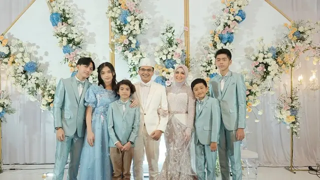 6 Potret Anak Sahrul Gunawan dan Dine Mutiara di Pernikahan Orangtuanya, Kompak