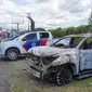 Polisi berjaga dekat klub malam Double O usai bentrok antara dua kelompok di Sorong, Papua Barat, Selasa (25/1/2022). Bentrok antara dua kelompok menewaskan 18 orang di klub malam Double O. (AWAKIRAYA/AFP)