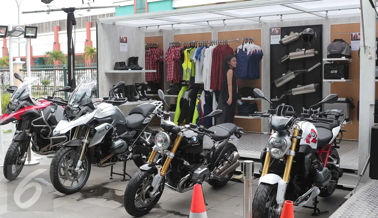 Suasana ruang pamer kontainer atau Pop-Up Container BMW Motorrad di Jakarta, Senin (21/3/2016). Kontainer berukuran 20 kaki tersebut menampilkan line-up dari produk BMW Motorrad. (Liputan6.com/Angga Yuniar)