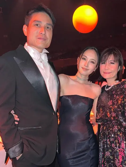 Kini keduanya kerap hadir di acara-acara dengan mengenakan busana formal. Nong Poy tampil dengan dress tube hitam, sedangkan sang suami mengenakan setelan jasnya.  [@poydtreechada]