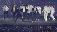 Boy Band asal Korea, Super Junior, saat penutupan Asian Games di SUGBK, Jakarta, Minggu (2/9/2018). (Bola.com/Vitalis Yogi Trisna)