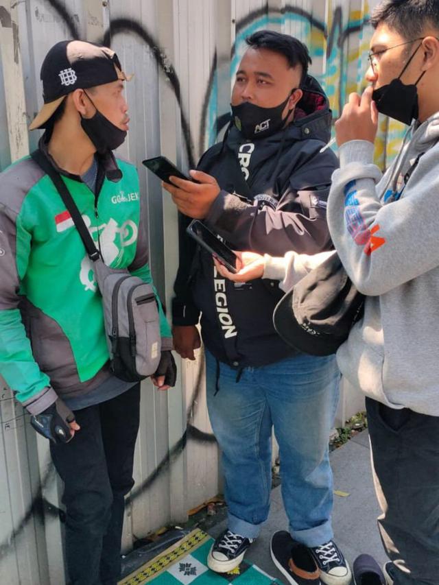 Viral Video Driver Ojol Beri Pakaian ke ODGJ Telanjang, Aksinya Banjir Pujian