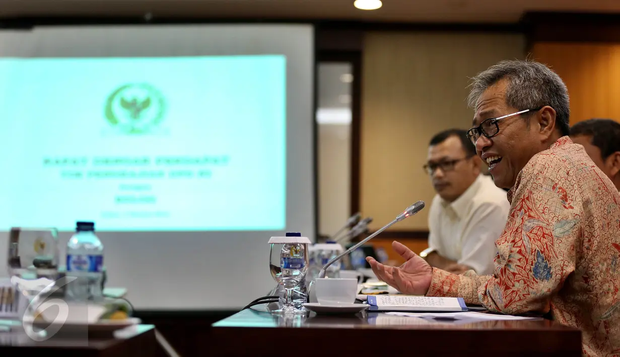 Dirut Bulog Djarot Kusumayakti menyampaikan pendapat kepada TIM 10 DPD RI di Kompleks Parlemen, Jakarta, Selasa (4/10). Rapat meminta penjelasan Perum Bulog terkait kasus suap kuota impor gula yang diduga melibatkan Irman Gusman (Liputan6.com/Johan Tallo)