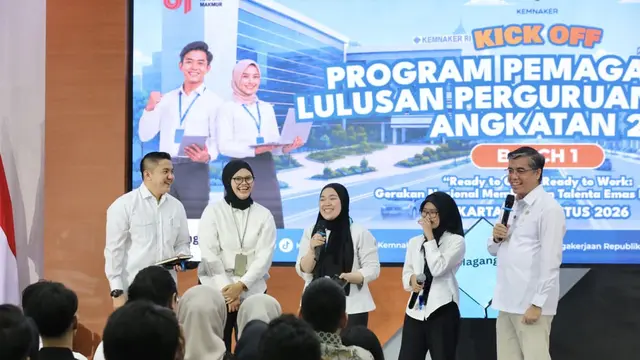 Menteri Ketenagakerjaan (Menaker) Yassierli dan Sekretaris Kabinet Teddy Indra Wijaya dalam Kick Off dan Orientasi Program MagangHub Angkatan II Batch 1 (Dok Kemnaker)