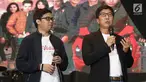VP Product PT. Kreatif Media Karya, Hadikusuma Wahab (kiri) bersama Sutanto Hartono selaku Direktur Utama Vidio.com saat Launching Vidio Premier pada acara Vidio Fair 2.0 di Gandaria City, Jakarta, Sabtu (3/11). (Liputan6.com/Herman Zakharia)