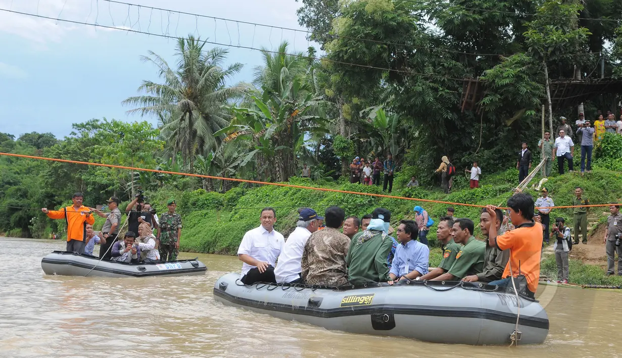 Menteri Pendidikan dan Kebudayaan, Anies Baswedan menaiki perahu karet saat meninjau lokasi jembatan runtuh di Lebak, Banten, Senin (16/3/2015). (Liputan6.com/Herman Zakharia)