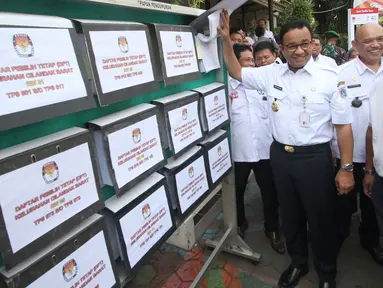 Gubernur DKI Jakarta Anies Baswedan melakukan pengecekan Daftar Pemilih Tetap (DPT) di Kelurahan Cilandak Barat, Rabu (17/10). Pengecekan sebagai langkah menyukseskan Gerakan Melindungi Hak Pemilih (GMHP) di Pemilu Serentak 2019. (Merdeka.com/Arie Basuki)