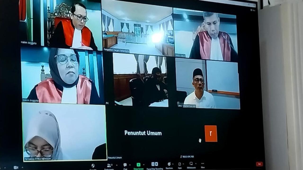 Persidangan secara virtual kasus korupsi berupa suap jasa umrah yang melibatkan Bupati Kepulauan Meranti M Adil (baju putih) di Pengadilan Tipikor Pekanbaru.