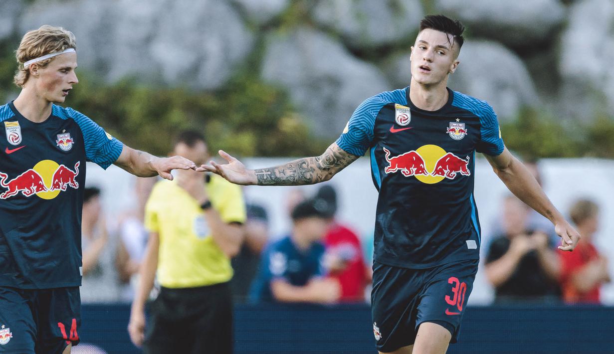 Manchester United tertarik untuk mendatangkan Benjamin Sesko sebagai proyek masa depannya. RB Salzburg diketahui bersedia melepas pemain 19 tahun tersebut dengan harga 55 juta euro. Tentunya itu bukan rintangan bagi Setan Merah untuk memboyong "The Next Haaland". (AFP/APA/EXPA/JFK)