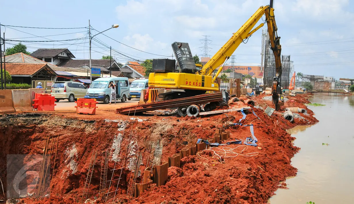 Alat berat dioperasikan untuk menyelesaikan proyek jalan raya Tol Bekasi Cawang dan Kampung Melayu (Becakayu) di tepian Kalimalang, Jakarta, Selasa (19/4). Pembangunan tol Becakayu ditargetkan selesai pada 2017. (Liputan6.com/Yoppy Renato)