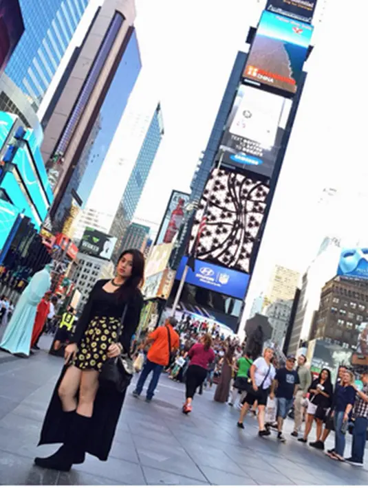 Film Sunshine Becomes You yang disutradarai Rocky Soraya menceritakan kisah cinta antara Alex Hirano (Herjunot Ali) dan Mia Clark (Nabilah JKT48). (Via Twitter/@NabilahJKT48)