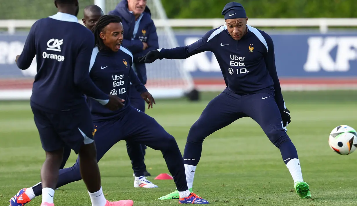Penyerang Prancis Kylian Mbappe (kanan) berebut bola dengan bek Prancis Jules Kounde (tengah) saat mereka mengambil bagian dalam sesi Latihan sebagai bagian dari persiapan timnas untuk pergelaran Euro 2024 mendatang, di Clairefontaine-en-Yvelines, Kamis (30/5/2024). (FRANCK FIFE / AFP)