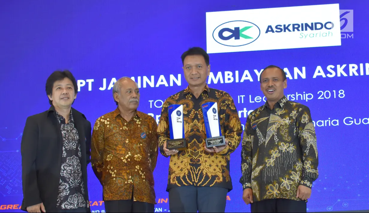 Direktur Keuangan Askrindo Syariah, Subagio Istiatno (kedua kanan) menerima penghargaan TOP IT & TELCO 2018 kategori Implementation on Sharing Insurance Sector 2018 dan TOP Leader on IT Leadership 2018 di Jakarta, Kamis (6/12). (Liputan6.com/HO/Iqbal)