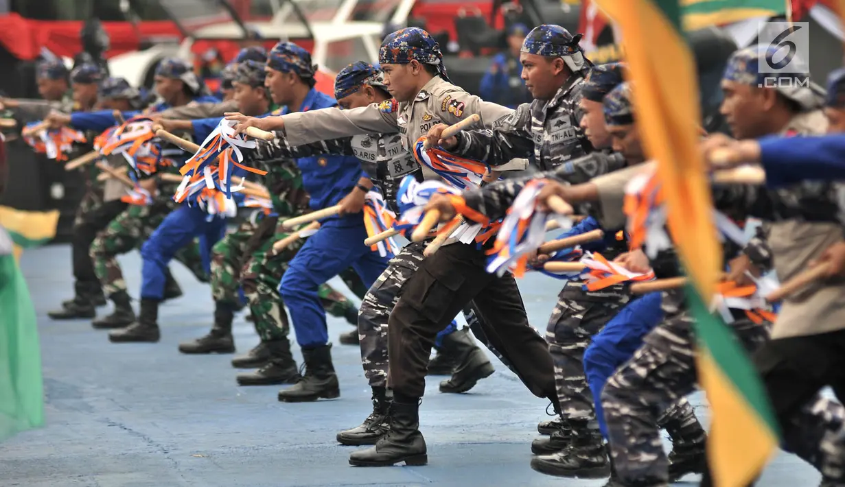 Anggota Kepolisian Air dan Udara (Polairud) melakukan atraksi saat perayaan HUT ke-68 Korpolairud di Mako Ditpolairud, Jakarta, Senin (3/12). Atraksi ini diisi oleh berbagai penampilan. (Merdeka.com/Iqbal Nugroho)