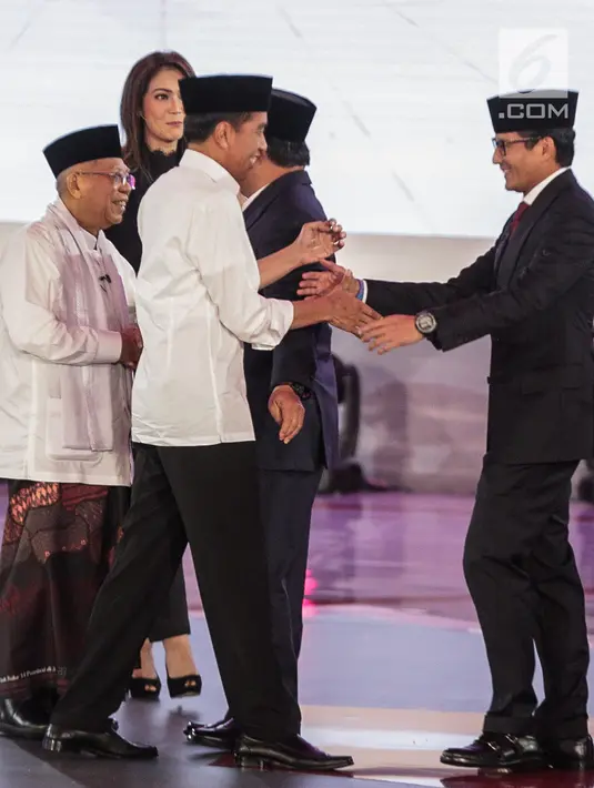 Capres dan cawapres nomor urut 01 Joko Widodo atau Jokowi-Ma'ruf Amin bersalaman dengan capres dan cawapres nomor urut 02 Prabowo Subianto-Sandiaga Uno usai debat perdana Pilpres 2019 di Hotel Bidakara, Jakarta, Kamis (17/1). (Liputan6.com/Faizal Fanani)