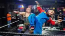 Lil Show Redneck Brawler menyerang Mario saat pertandingan On The Rocks di Cleveland (9/2). Pertarungan gulat ini dimainkan oleh pria atau wanita yang memiliki tinggi di bawah lima kaki. (AFP/Emily Kask)