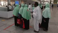 Jemaah haji antre memasuki pemeriksaan imigrasi di Bandara King abdul Aziz, Jeddah, Arab Saudi, Minggu (7/7/2019). Menunaikan ibadah haji merupakan rukun islam ke-5 dan dianggap pondasi wajib bagi orang-orang beriman yang mampu dan merupakan dasar dari kehidupan Muslim. (Amer HILABI/AFP)