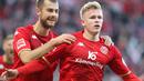 Pemain FSV Mainz, Jonathan Burkardt (kanan) melakukan selebrasi bersama rekannya Alexander Hack setelah mencetak gol pertama timnya ke gawang Eintracht Frankfurt pada laga lanjutan Liga Jerman 2022/2023 di Mainz, Jerman, 13 November 2022. Meski performanya kurang maksimal di klub pada musim ini karena cedera lutut, Burkardt dinilai merupakan penyerang masa depan Timnas Jerman. Ia tampil memukau dengan mencetak 10 gol dari 20 penampilan di Timnas U-21. (AFP/Daniel Roland)