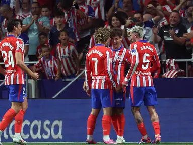 Penyerang Atletico Madrid, Antoine Griezmann (kedua kiri) merayakan gol bersama Rodrigo Riquelme dan Rodrigo De Paul saat pertandingan sepak bola Liga Spanyol melawan Girona FC di Stadion Metropolitano, Madrid, Minggu 25 Agustus 2024 atau Seni 26 Agustus 2024 dini hari WIB. (Pierre-Philippe MARCOU/AFP)