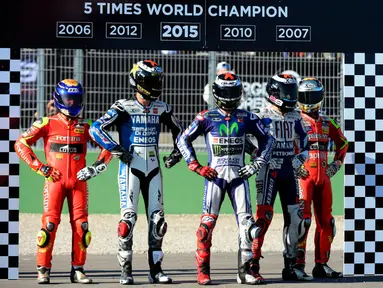 Pebalap Movistar Yamaha, Jorge Lorenzo (tengah), merayakan gelar juara dunia kelimanya setelah finis pertama dalam MotoGP Valencia di Sirkuit Ricardo Tormo, Valencia, Spanyol, (8/11/2015). (AFP Photo/Jose Jordan)