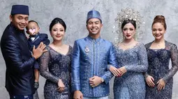 Akad nikah pakai kebaya biru muda, saat resepsi Amel Carla manglingi dengan kebaya biru dongker. Makeup bold dan tatanan rambutnya sangat cocok dengan Amel Carla. Mantan artis cilik ini adalah anak ketiga dari tiga bersaudara. Ini adalah foto Amel bersama dua kakak kandung dan kakak iparnya. Amel dan kakak perempuannya itu diketahui terpaut usia 5 tahun. (Liputan6.com/IG/@amelcarla)