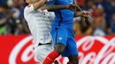 Gelandang Prancis, N'golo Kante (kanan) berebut bola udara dengan gelandang Albania, Ledian Memushaj pada pertandingan Grup A Piala Eropa 2016 Stade Velodrome, Prancis, Kamis (16/6). Prancis menang atas Albania dengan skor 2-0. (REUTERS/Yves Herman)