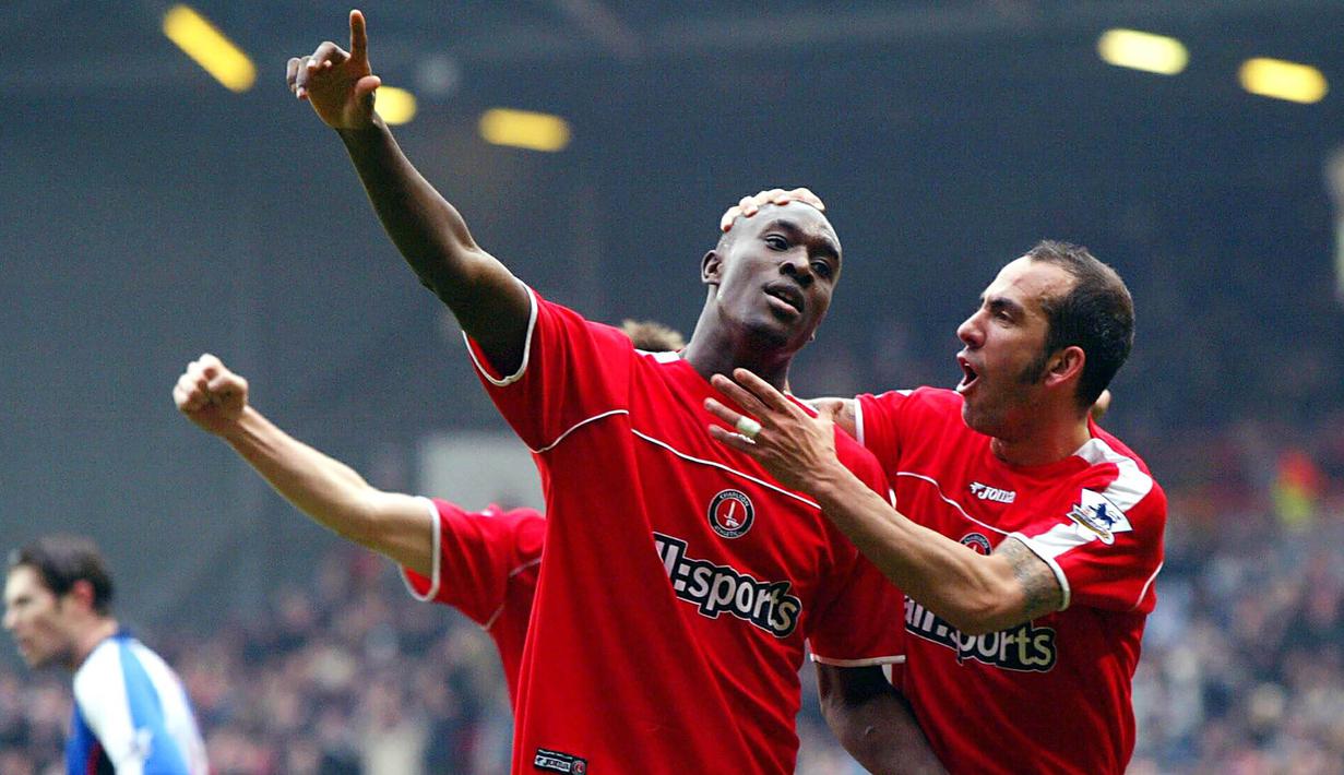 Striker Charlton, Carlton Cole, merayakan gol yang dicetaknya ke gawang Blackburn. Ketika muda, bomber dengan tinggi 191 cm tersebut sempat dipinjamkan Chelsea ke Charlton dan Aston Villa. (AFP/Nicolas Asfouri)