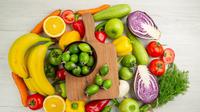 Makan beragam buah dan sayur untuk menghindari kolesterol yang tinggi. (Foto: Freepik/Kamran Aydinov)
