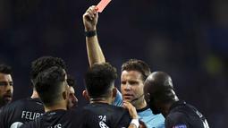 Sejak menit ke 27'  FC Porto bermain dengan sepuluh pemain setelah Alex Telles menerima akumulasi kartu kunning yang berakibat kartu merah oleh wasit pada babak 16 besar Liga Champions di Dragao stadium, Porto, (22/2/2017). (EPA/Estela Silva)