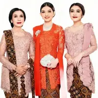 Tampilan Ibunda dan Kakak Selvi Ananda Dibalut Kebaya Pink saat Pelantikan Gibran Rakabuming. [@selvirarakabuming]