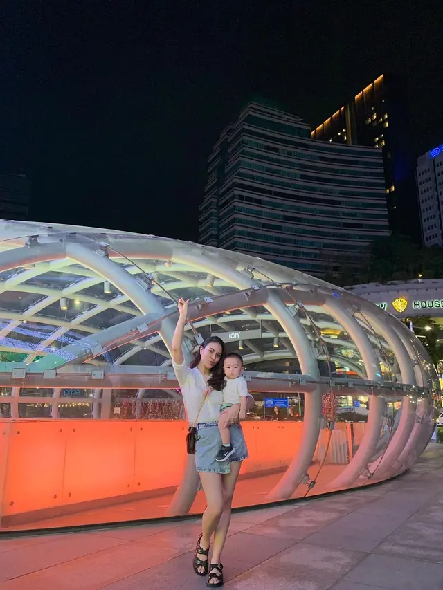 7 Potret Marcella Daryanani Bersama Suami dan Buah Hati Liburan ke Singapura