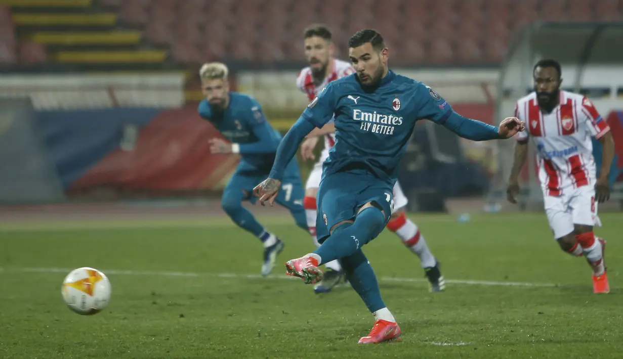 AC Milan yang mendapatkan hadiah penalti, menyusul pelanggaran yang dilakukan Radovan Pankov. Theo Hernandes sukses menaklukkan kiper Crvena Zvezda, Milan Borjan. (Foto: AP/Darko Vojinovic)