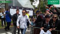 Pebalap Williams asal Brasil, Felipe Massa, melintasi area fan zone jelang GP Australia di Sirkuit Albert Park, Melbourne, Sabtu (19/3/2016). (Bola.com/Yus Mei Sawitri)