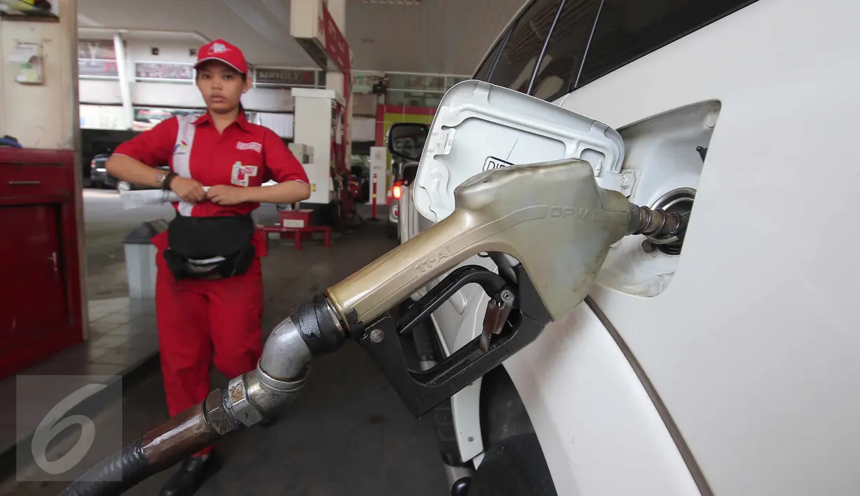 Petugas mengisi BBM jenis solar di SPBU kawasan Kuningan, Jakarta, Kamis (8/10/2015). Pemerintah menurunkan harga solar dari Rp 6.900/liter menjadi Rp.6.700/liter. Harga baru itu akan berlaku mulai Jumat, 9 Oktober mendatang. (Liputan6.com/Angga