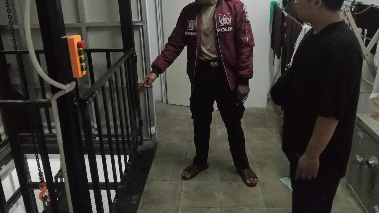 Tempat kejadian perkara (TKP) lift barang yang menyebabkan seorang karyawan toko retail di Bandar Lampung tewas. Foto : (Istimewa).