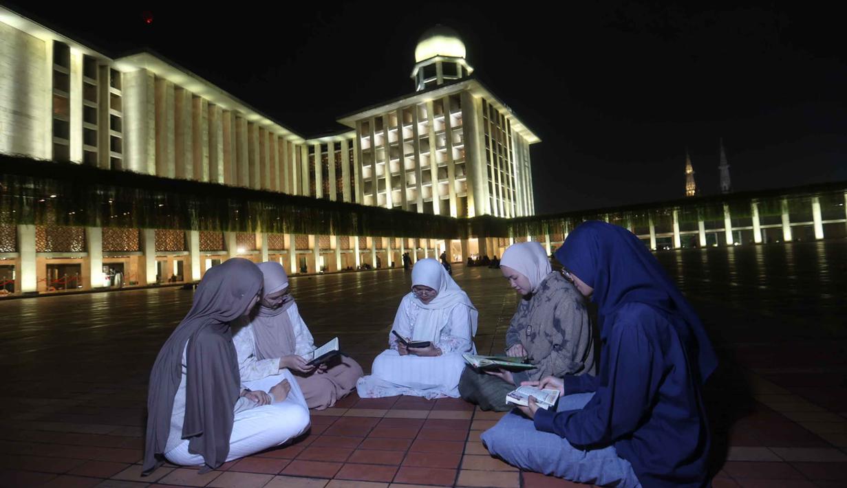Umat Muslim dari berbagai wilayah Jakarta dan sekitarnya saat melakukan Itikaf pada malam ke-21 Ramadan di Mesjid Istiqlal, Jakarta, Selasa (10/3/2026). (Kapanlagi.com/Budy Santoso)