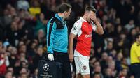 Gelandang Arsenal, Aaron Ramsey, saat berjalan keluar lapangan setelah mengalami cedera pada laga lanjutan Liga Champions melawan Bayern Munchen, Rabu (21/10/2015). (AFP. Ben Stansall)