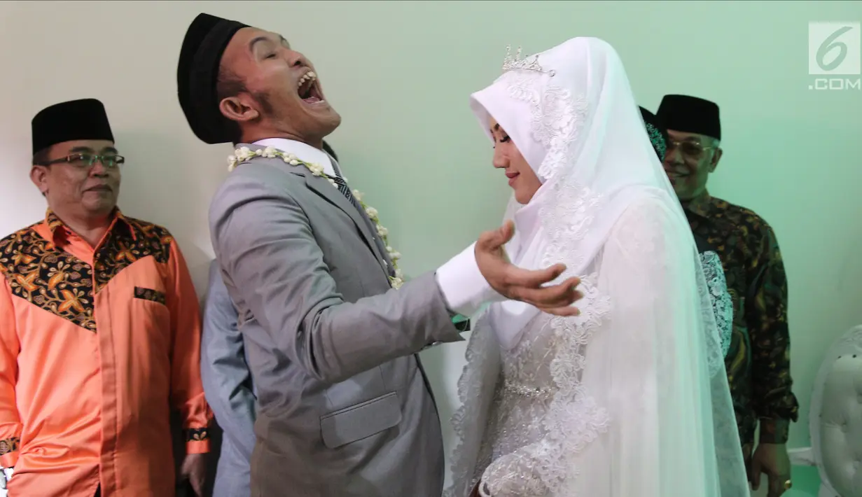 Ekspresi komedian Caisar Aditya Putra setelah resmi menikah dengan Intan Sri Mardiani di kawasan Cimahpar, Bogor, Jawa Barat, Sabtu (30/6). Acara dihadiri segenap keluarga dari kedua mempelai. (Liputan6.com/Herman Zakharia)
