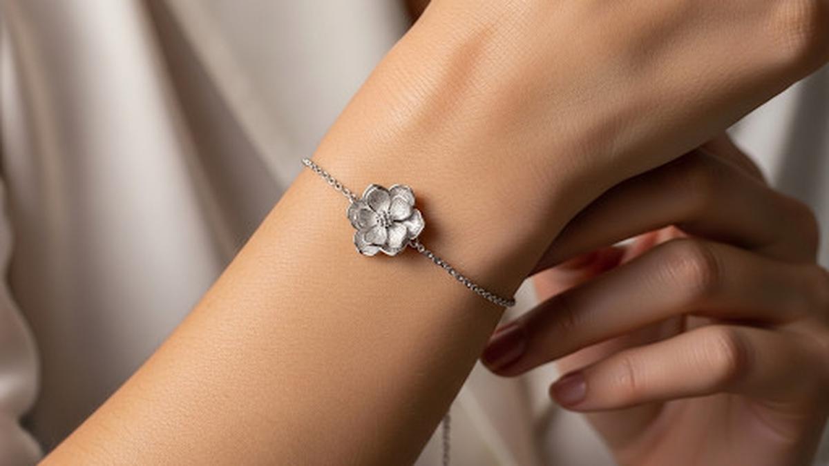 10 Gelang Motif Bunga Emas Putih Feminin 2025, Tren Elegan dan Anggun