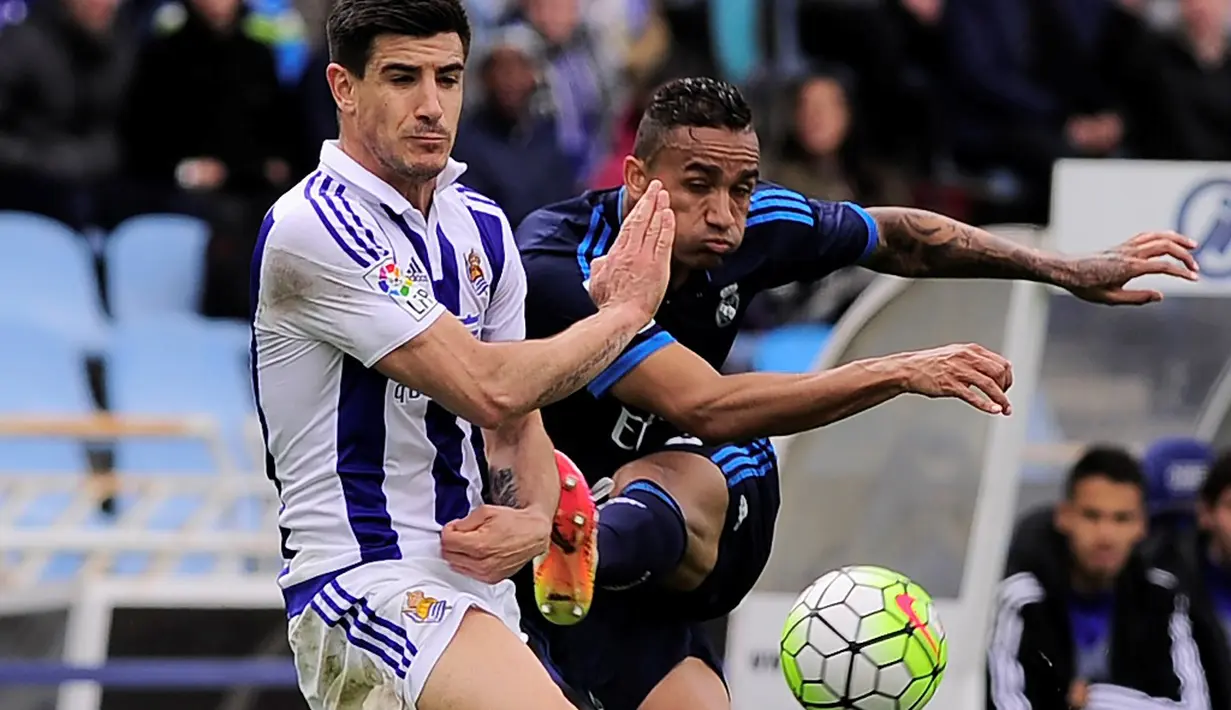 Pemain Real Madrid, Danilo Luiz Da Silva, menendang bola ke arah gawang Real Sociedad dalam laga La Liga Spanyol di Stadion Anoeta, Sabtu (30/4/2016) malam WIB. (AFP/Ander Gillenea)