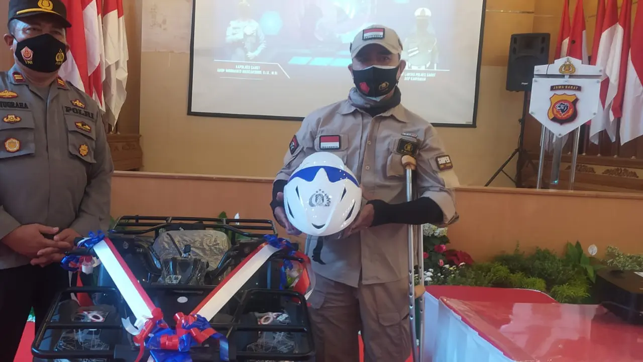 Didampingi Kapolsek Cisompet Hilman Nugraha, Bripka Erik Adiputra nampak semringah menerima bantuan ATV, sebagai tali kasih bantuan sosial di sela-sela perayaan HUT ke-66 lantas polri.