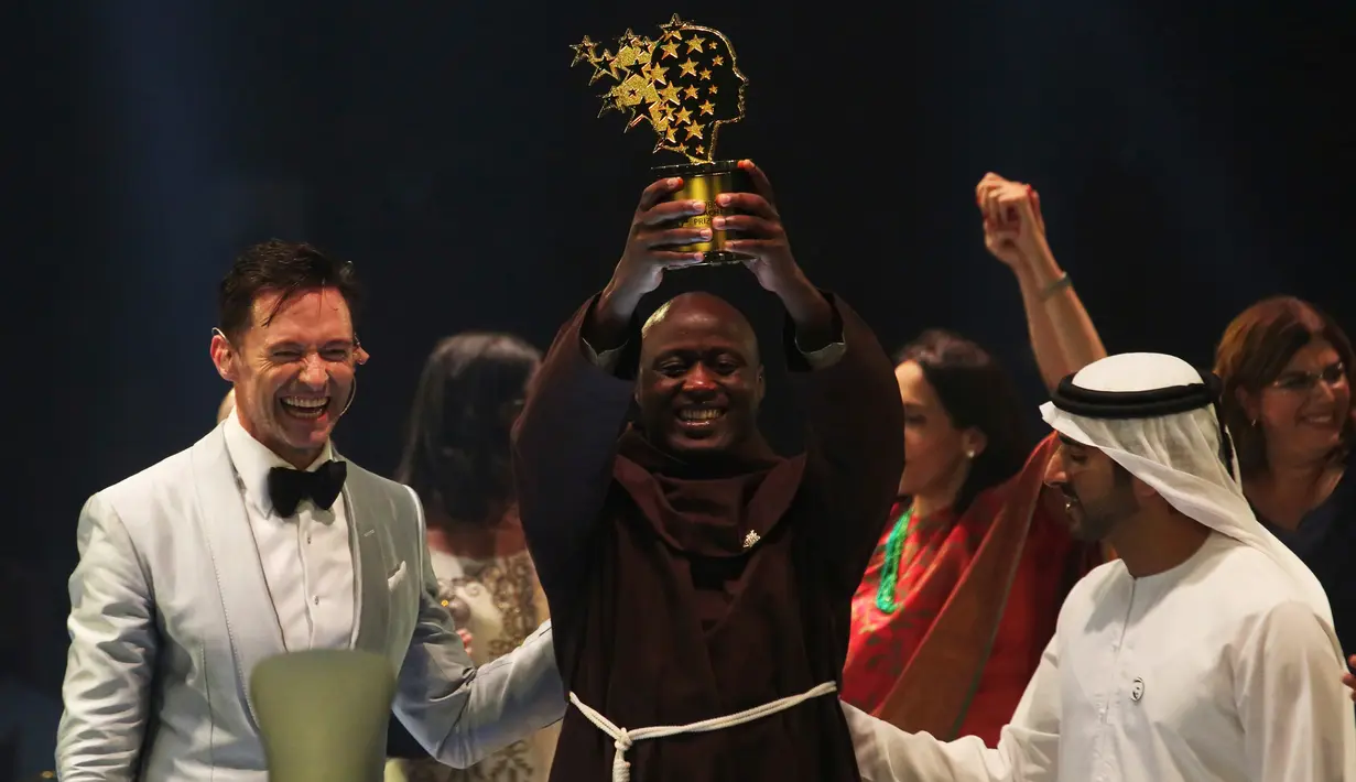 Guru mata pelajaran sains, Peter Tabichi menerima penghargaan 2019 Global Teacher Prize di Dubai, Uni Emirat Arab, 24 Maret 2019. Guru dari wilayah pedesaan di Kenya itu dinobatkan sebagai pengajar terbaik di dunia dan mendapat hadiah uang senilai USD1juta atau setara Rp14 miliar. (AP/Jon Gambrell)